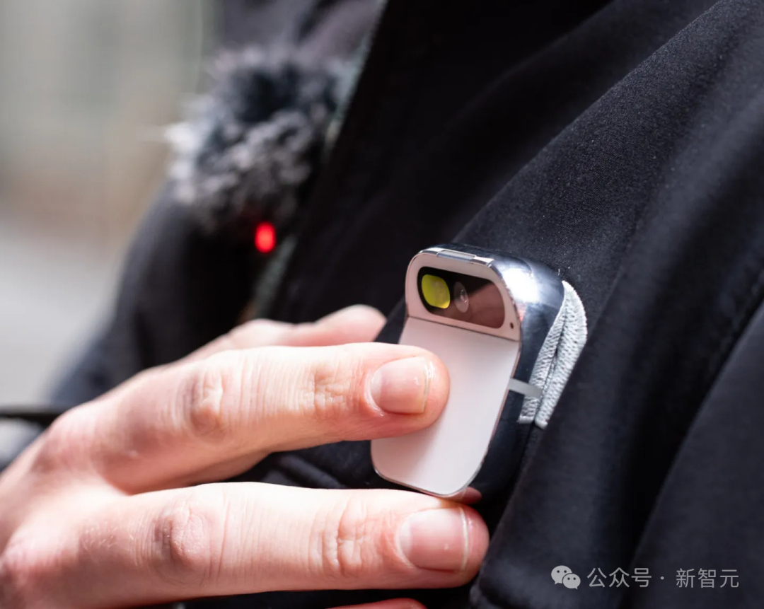 乔纳森下一个iPhone神话,要黄了?OpenAI秘密AI硬件深陷三重困境插图3 乔纳森下一个iPhone神话,要黄了?OpenAI秘密AI硬件深陷三重困境插图3